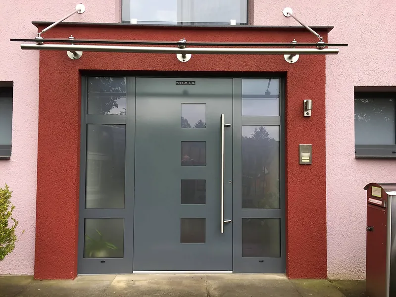 Haustür in Anthrazit mit zwei verglasten Seitenteilen