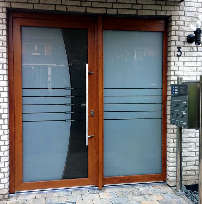 Zweiflügelige Haustür in Holzoptik mit satiniertem Glas